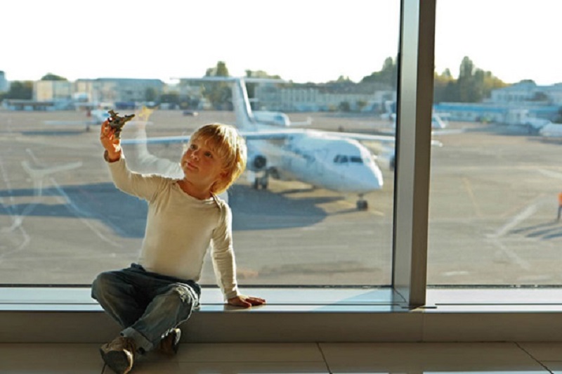 Cho trẻ em đi máy bay một mình được không?